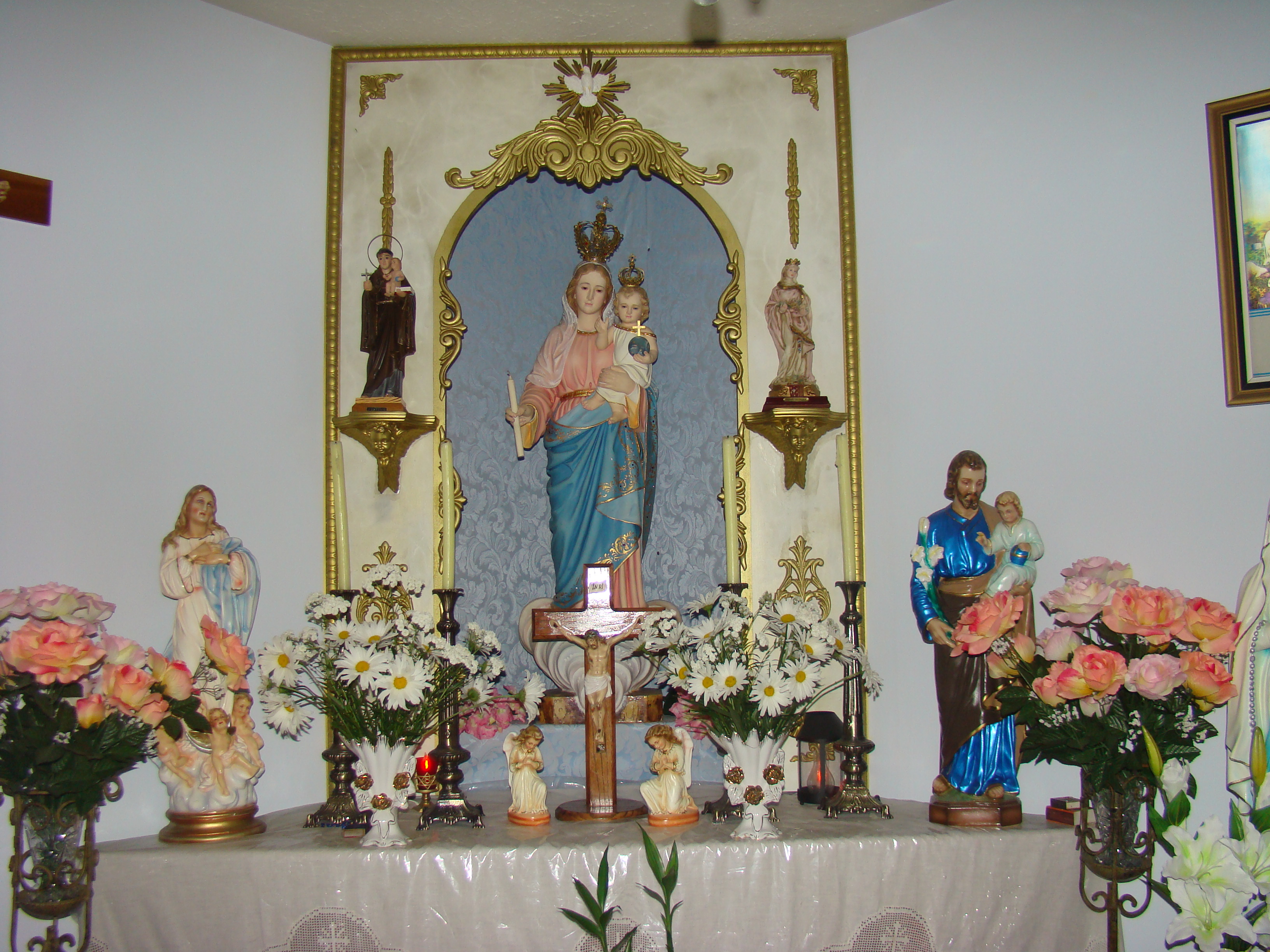 Nossa Senhora da Luz, ilumine a todos nós com a luz da justiça, da verdade e da caridade.