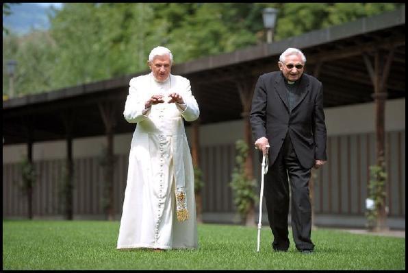 Ao lado do irmão, bispo Georg Ratzinger. Alguém pode privar o Papa de uma velhice tranquila?