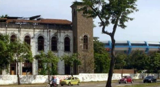 O velho prédio e, ao fundo, parte do Maracanã