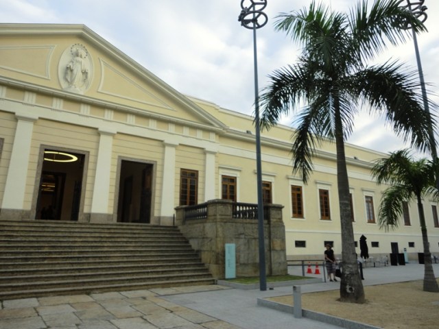 Detalhe da fachada da Casa Daros, com a imagem no frontão, recriada por Vick Muniz
