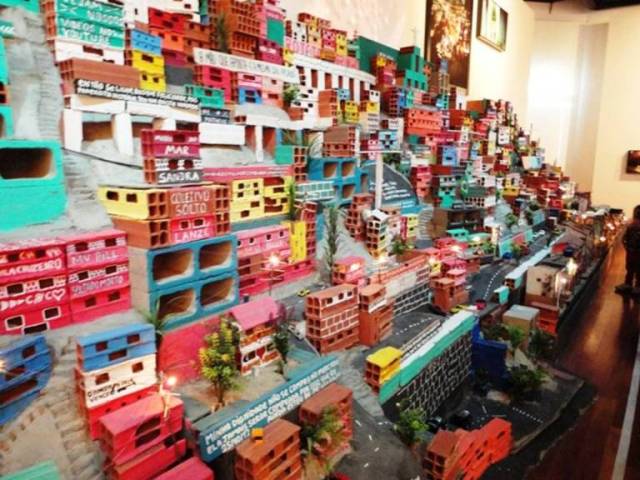 “Projeto Morrinho/Imagens da construção do Morrinho e seus participantes”, obra de 2007.