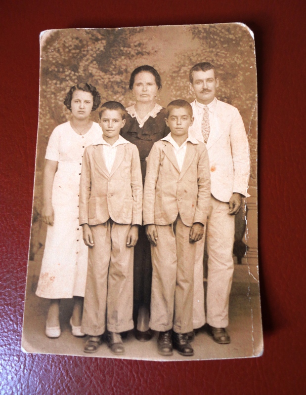 Papai é o garoto ao lado do meu avô.