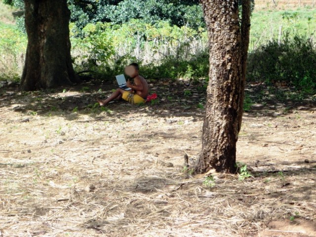 Um menino em contato com o mundo.