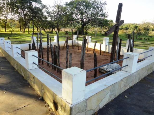 O cemitério onde enterraram soldados vitimados pela varíola. Parte do monumento em memória à Retirada de Laguna. Foto arquivo pessoal.