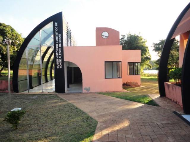 Detalhe do monumento em homenagem aos soldados que lutaram na Guerra do Paraguai. Foto arquivo pessoal.