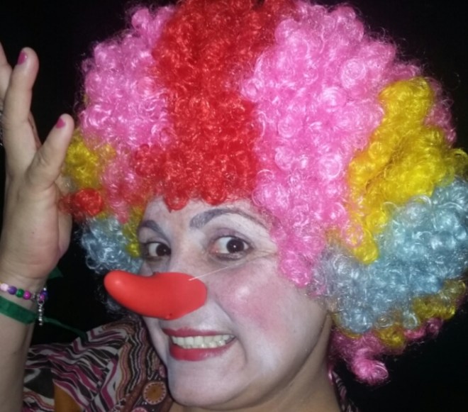 Gigi Fernandes, em ensaio para fazer "Tuca Poderosa Brinca em Cubatão"