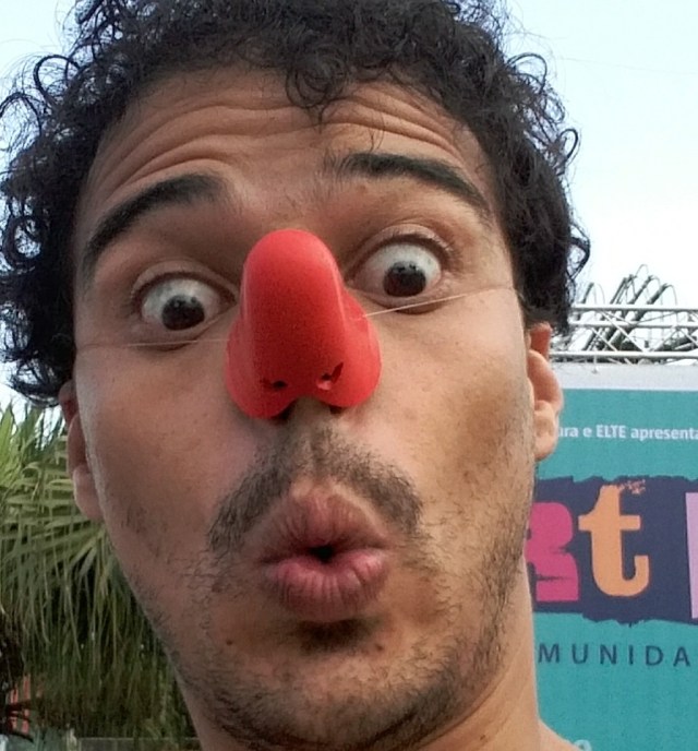 Rogério Barsan brinca com o nariz que usará em "Sher Hol Desvenda o Guarujá"