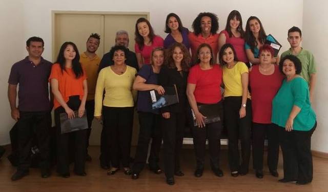 O Coral Livre. Heloísa Junqueira de preto, no centro.